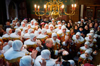 Binche festa de carnaval a Bèlgica Brussel·les. Binche Ajuntament. El carnaval de Binche és un esdeveniment que té lloc cada any a la ciutat belga de Binche durant el diumenge, dilluns i dimarts previs al Dimecres de Cendra. El carnaval és el més conegut dels diversos que té lloc a Bèlgica, a la vegada i s'ha proclamat, com a Obra Mestra del Patrimoni Oral i Immaterial de la Humanitat declarat per la UNESCO. La seva història es remunta a aproximadament el segle 14.